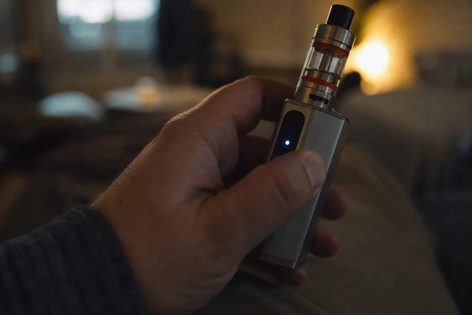 Box de vape tenue en main avec un petit voyant lumineux allumé