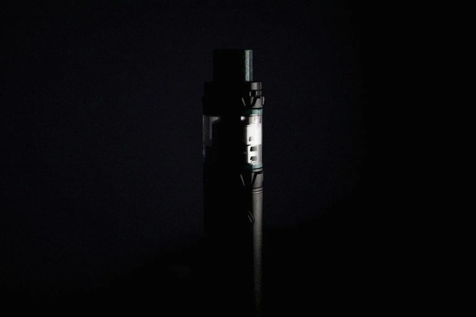 Box mod avec écran affichant les réglages, tenue dans une main
