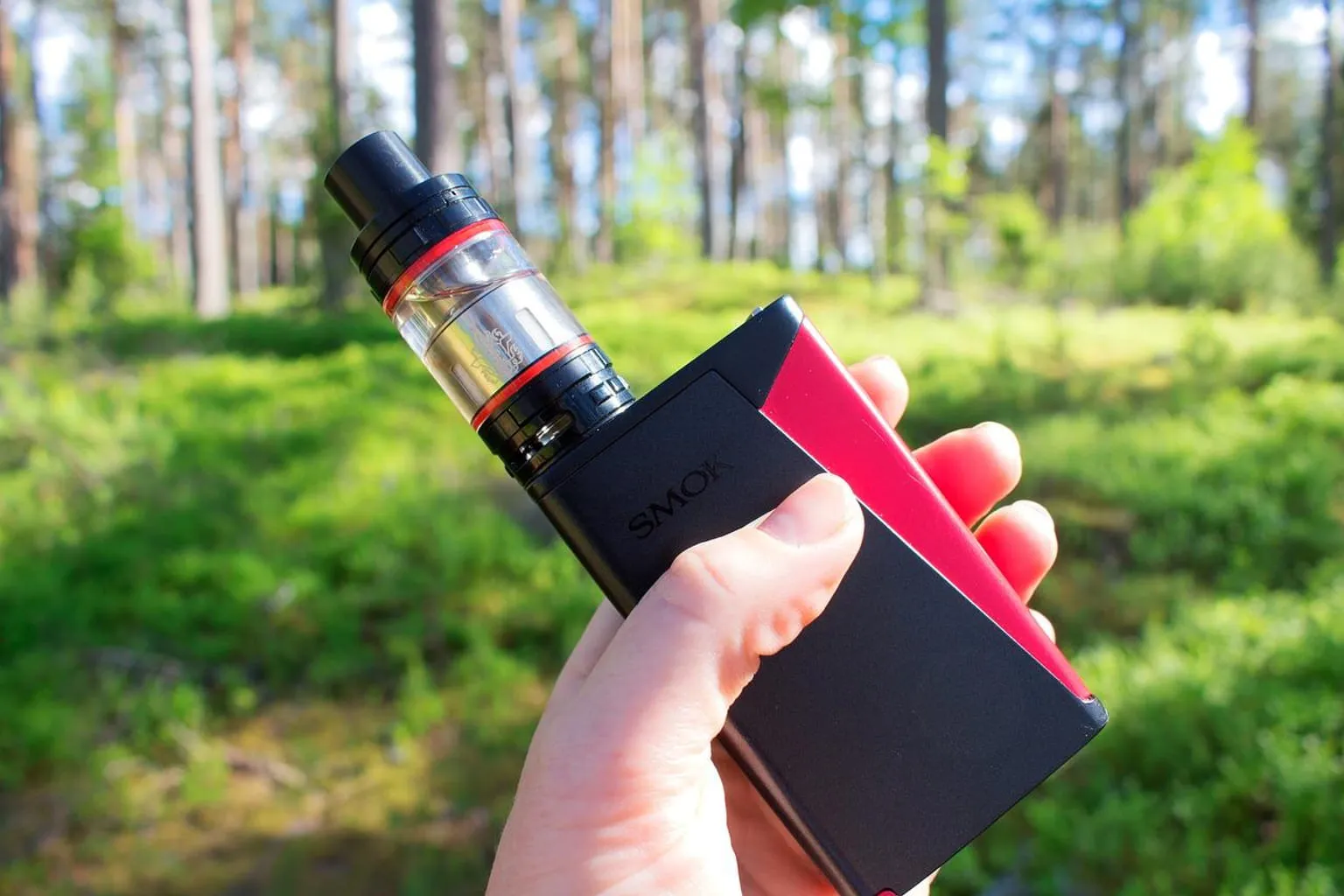 Étiquette d'un flacon de e-liquide au CBD examinée de près