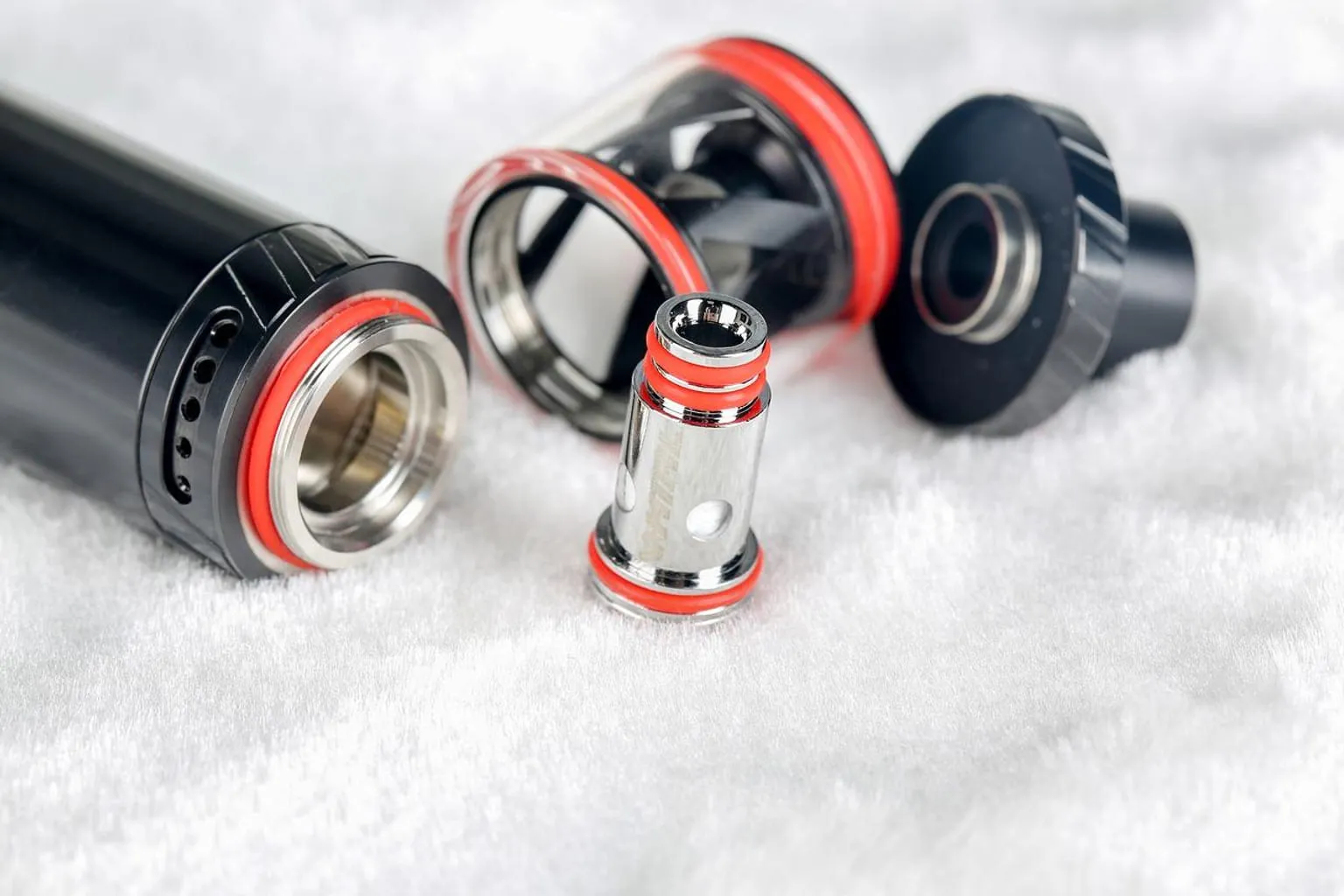 Plusieurs kits de cigarette électronique présentés dans leurs boîtes