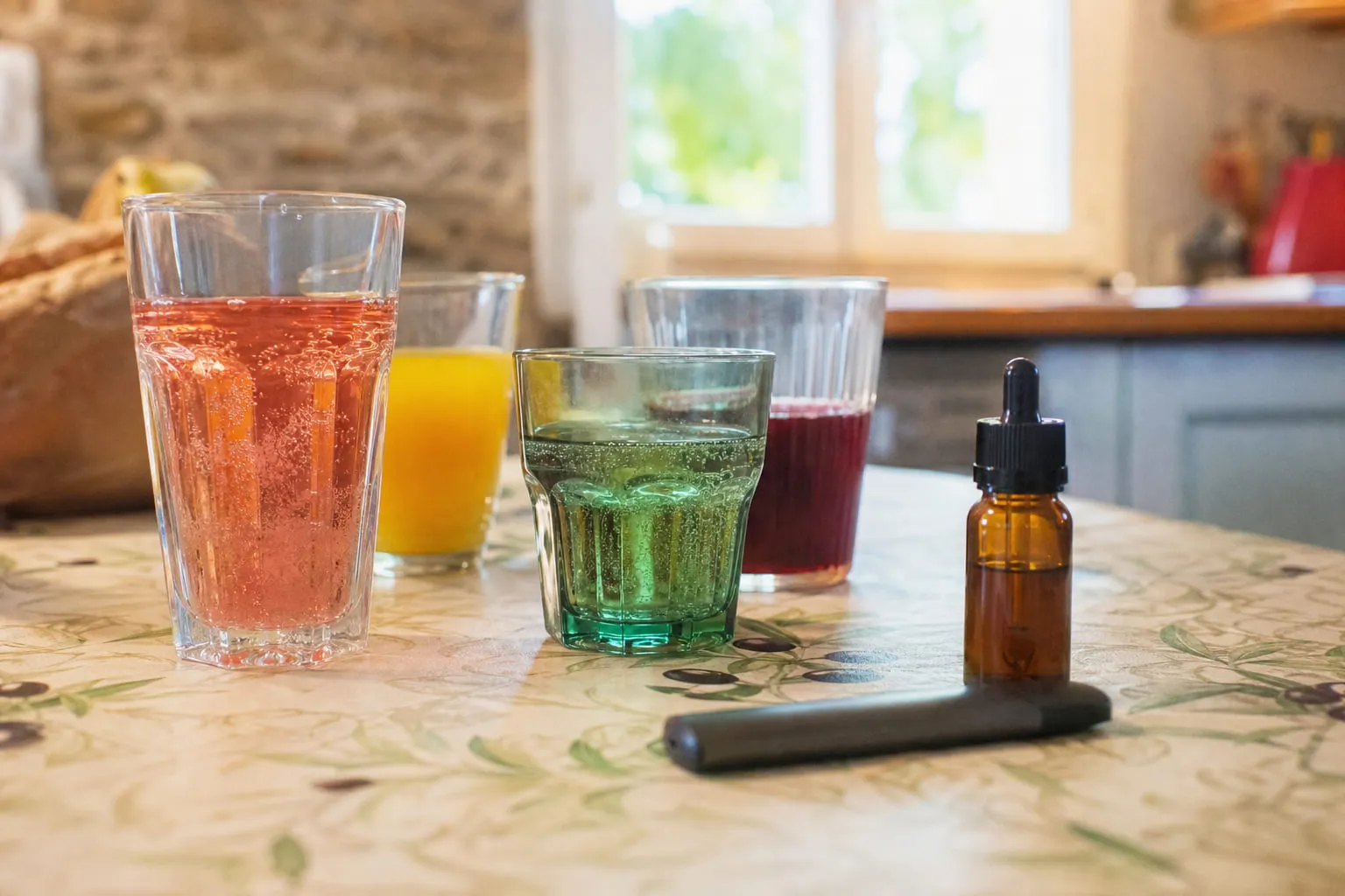 Plusieurs verres de boissons fraîches colorées alignés sur un comptoir