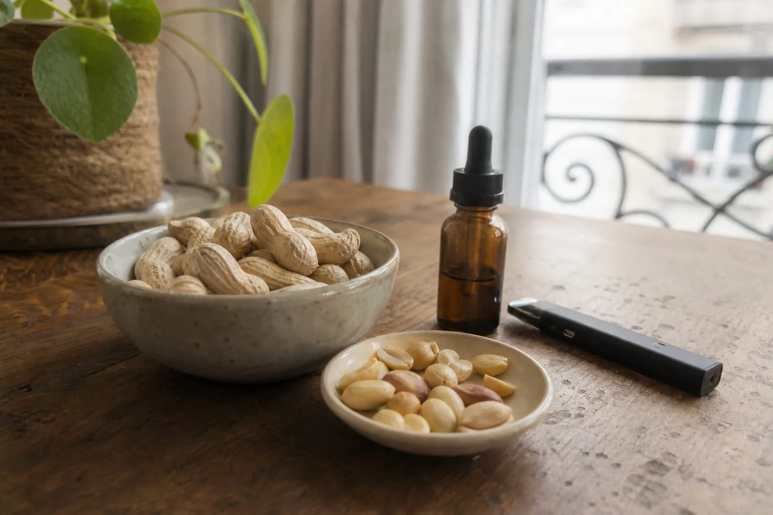 Cacahuètes grillées en coque et décortiquées sur une table