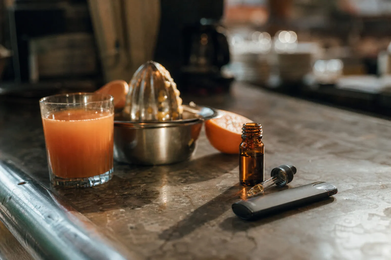 Verre de jus de fruits frais et presse-agrumes sur un plan de travail