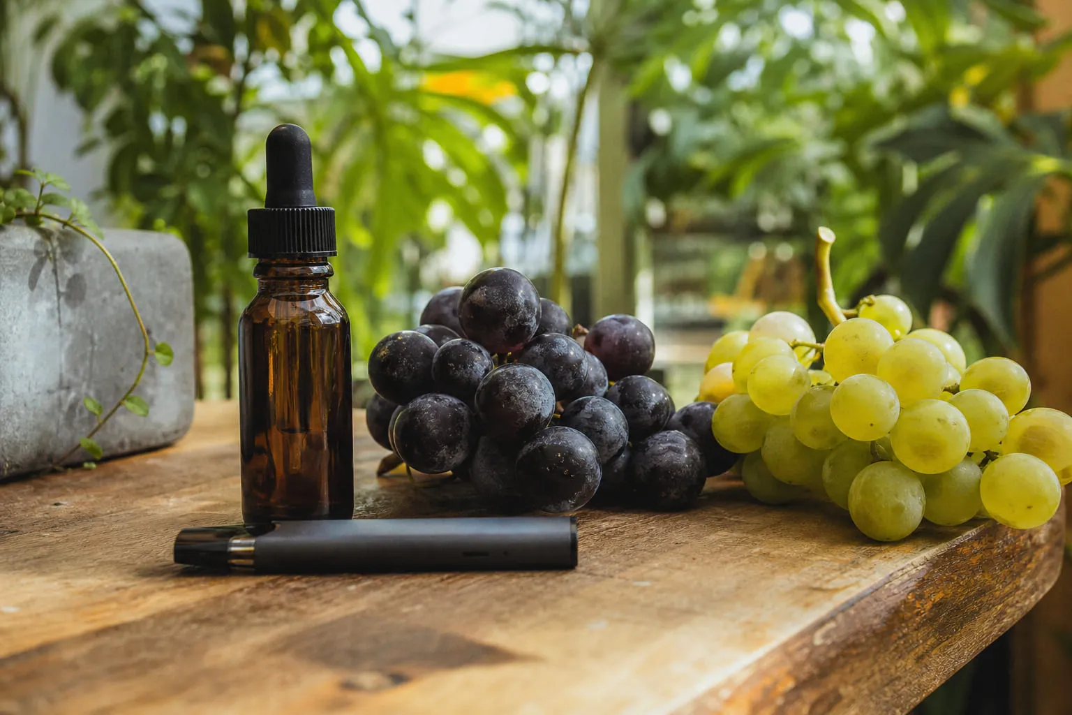 Grappes de raisin noir et blanc posées sur une table en bois
