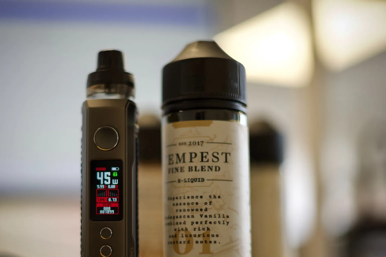 Boîtes de matériel de vape et documents de garantie sur un comptoir