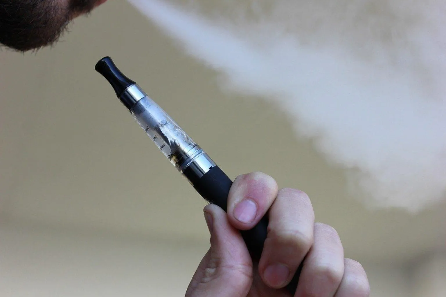 Plusieurs flacons de e-liquide présentés sur un comptoir de boutique