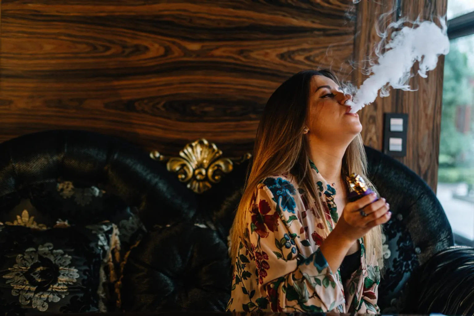 Étiquettes de prix et matériel de vape disposés sur un comptoir