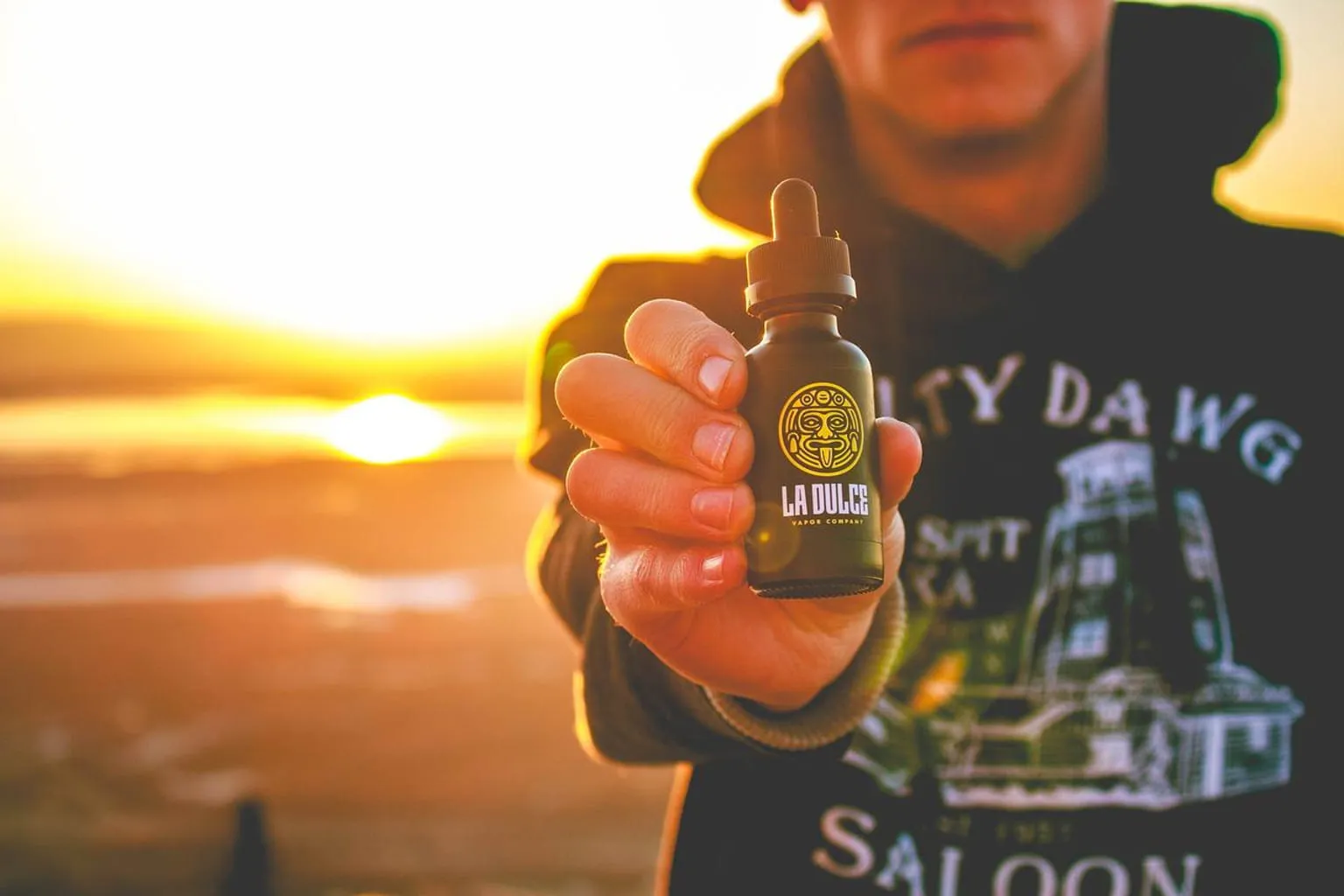 Flacons de e-liquide en verre ambré alignés sur un plan de travail clair