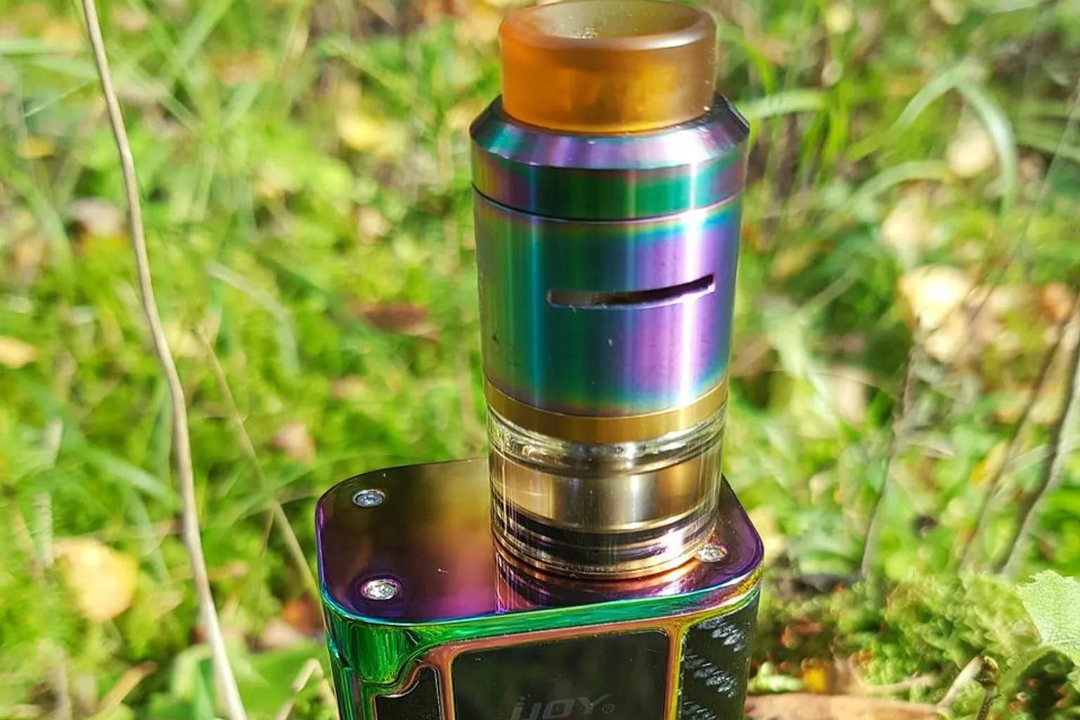 Étiquette d'un flacon de e-liquide examinée de près sur un comptoir
