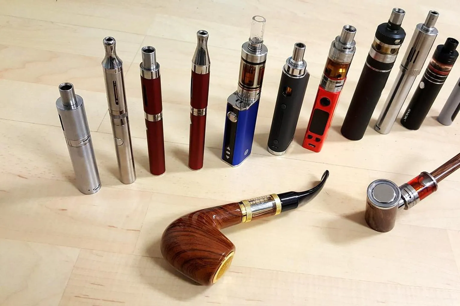Plusieurs modèles de cigarettes électroniques exposés sur un comptoir