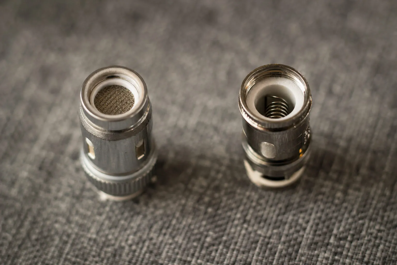Macro de deux résistances de vape, l'une en grille mesh, l'autre à fil enroulé