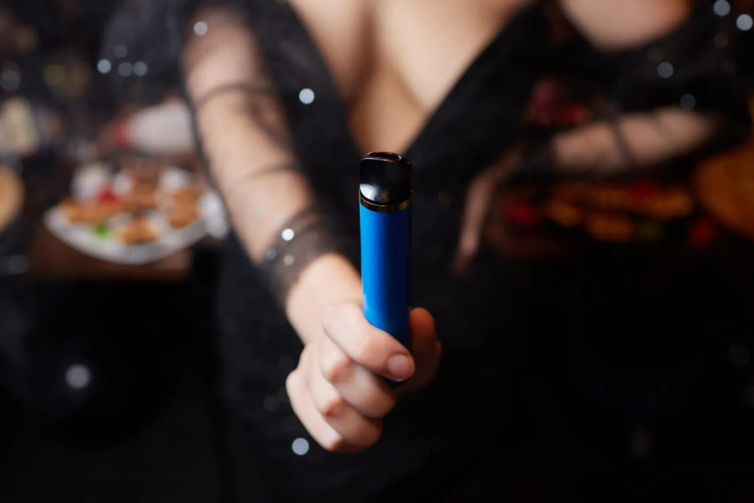Un stylo vaporisateur et un pod posés côte à côte sur une table