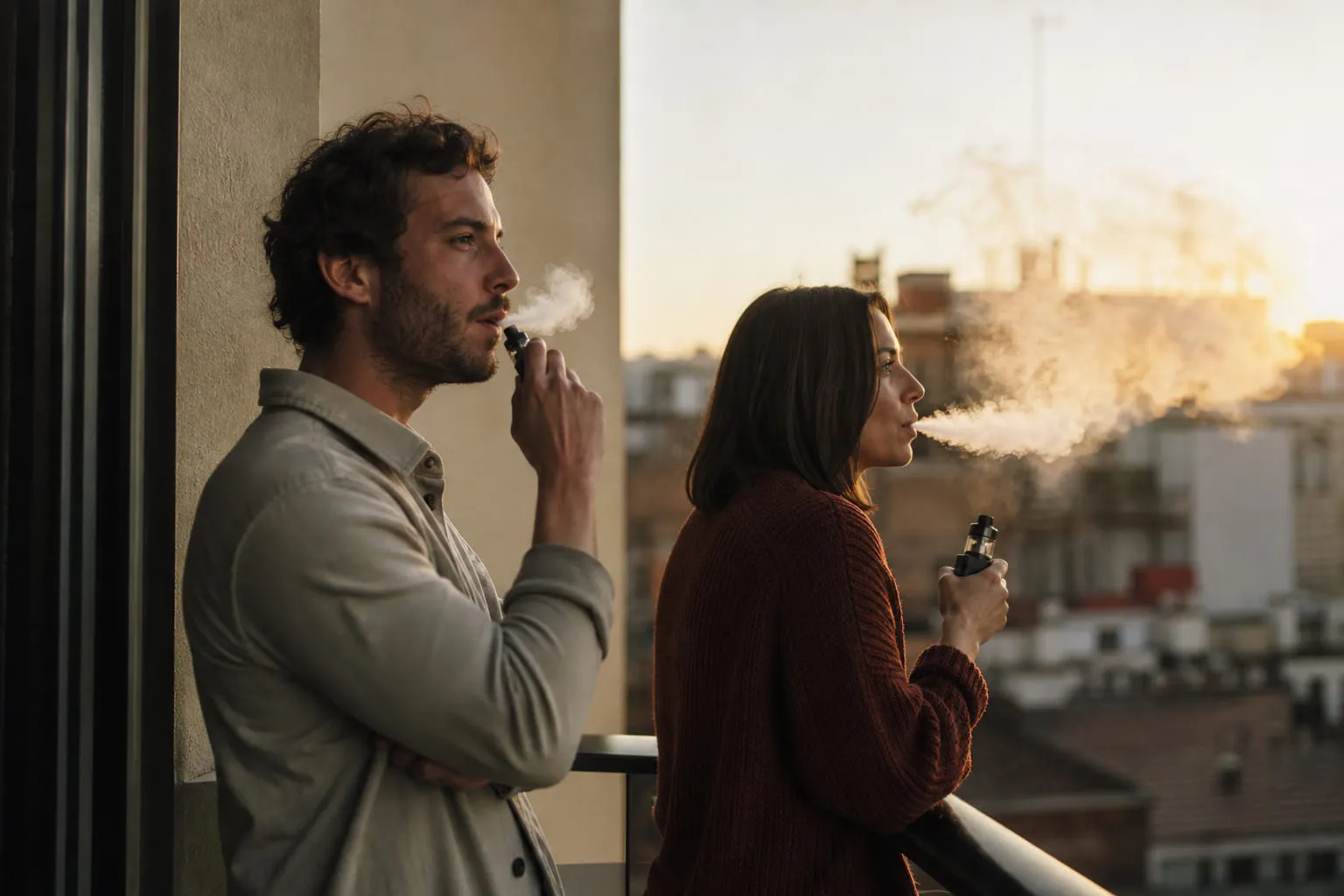 Deux personnes vapotant sur un balcon, vapeur discrète et nuage plus ample