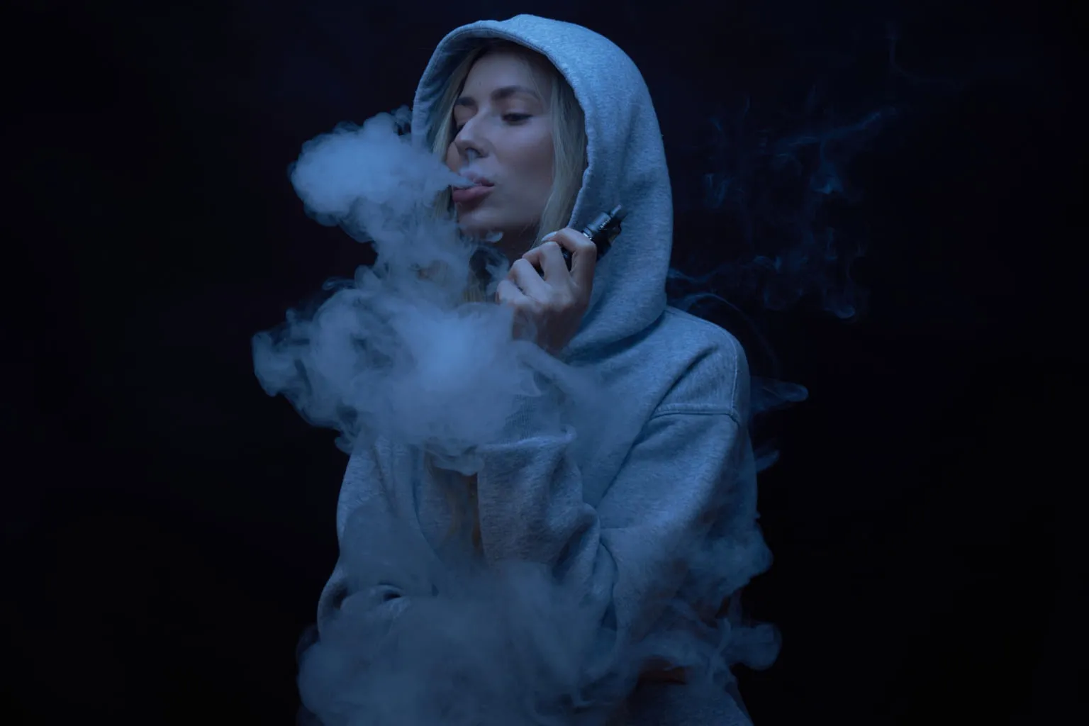 Vapeur expirée dans une lumière naturelle, silhouette en arrière-plan