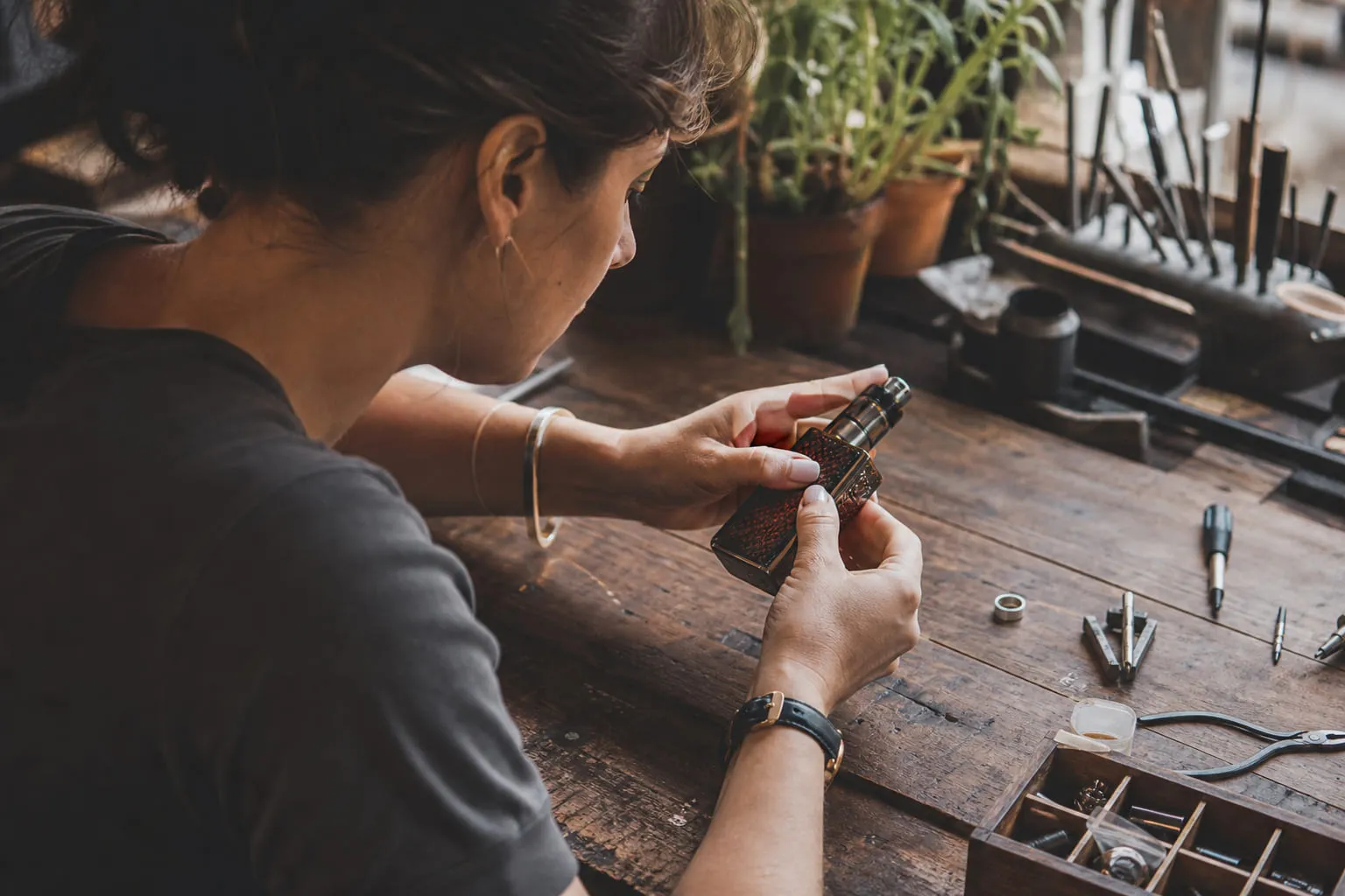 Flacons de e-liquide de familles différentes alignés sur une table
