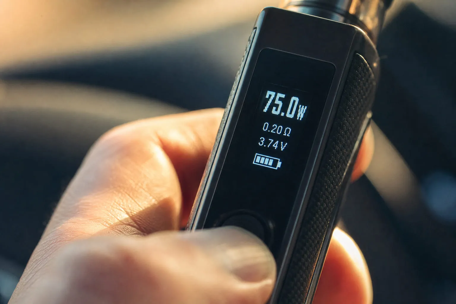 Box mod en cours de réglage sur un établi, atomiseur à côté