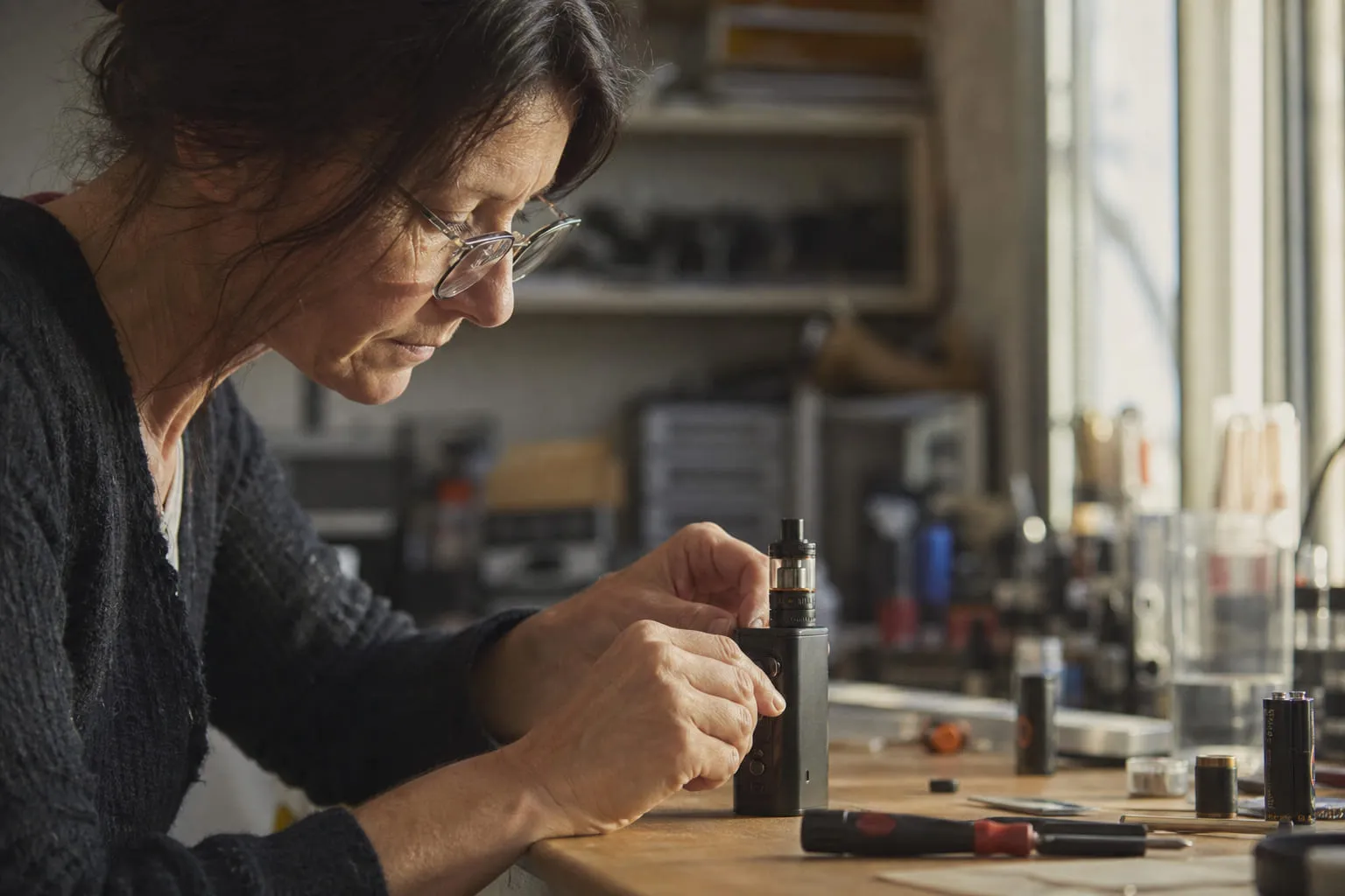 Deux box mods côte à côte sur une table, écrans allumés