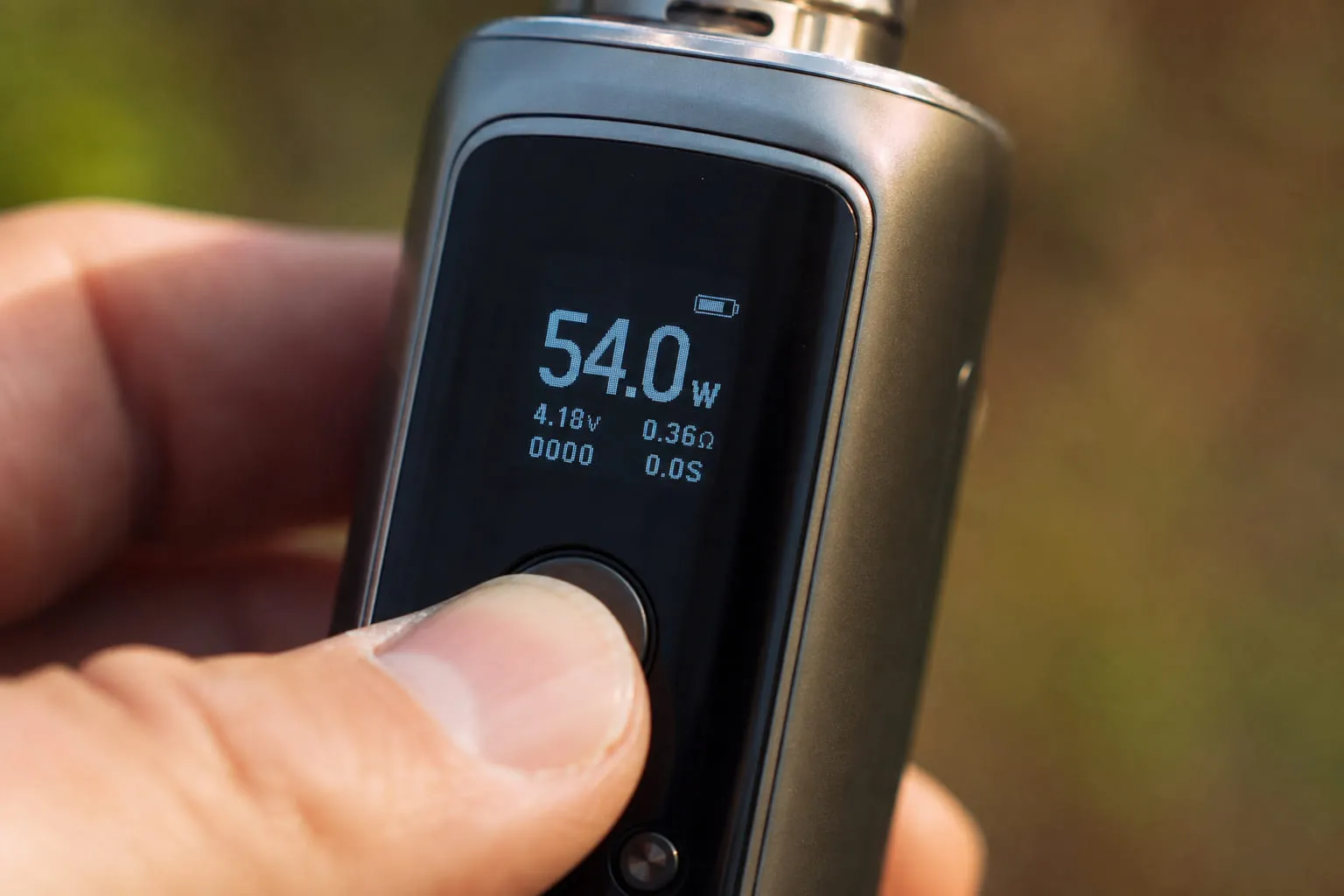 Plusieurs flacons de e-liquide et une box de vape sur un plan de travail