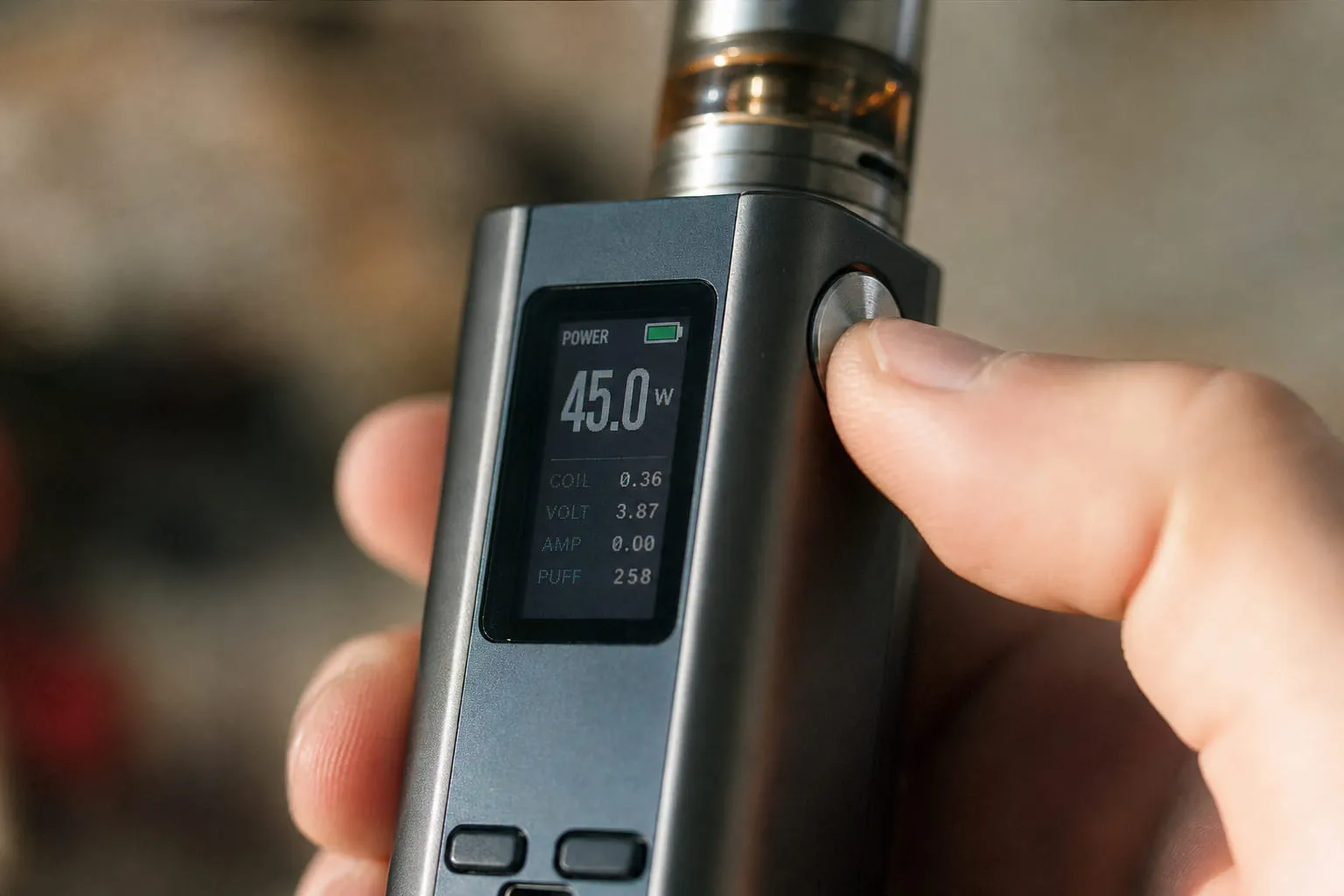 Nuage de vapeur dense dans une lumière rasante, fond sombre
