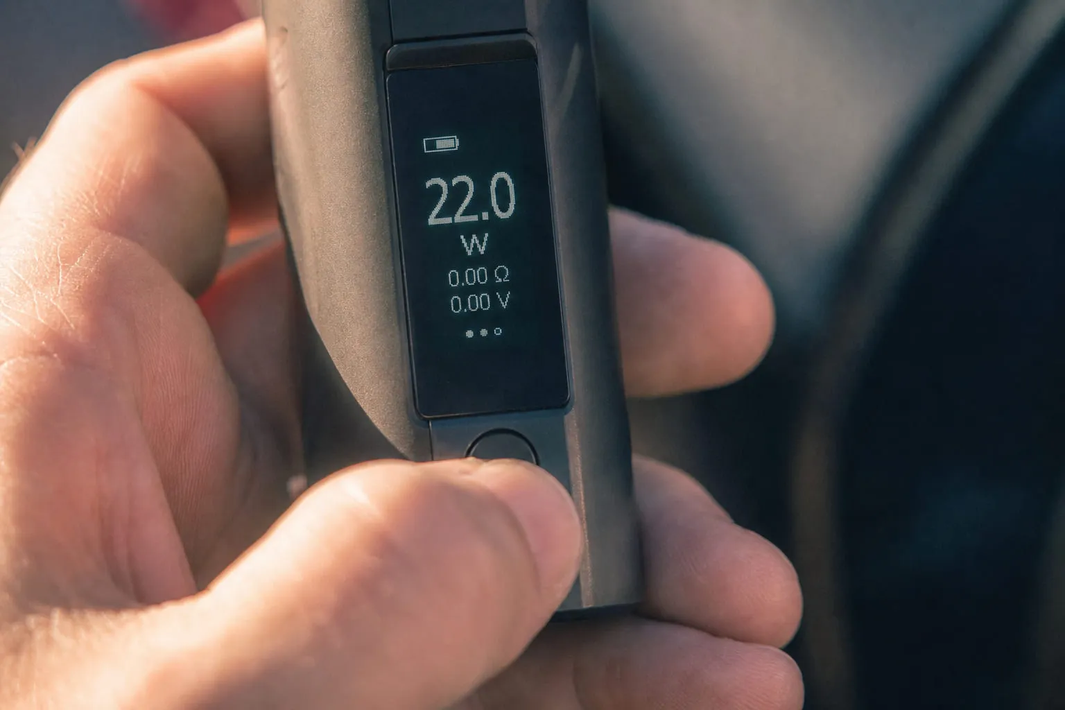 Box mod posée sur un établi avec un atomiseur démonté et un tournevis